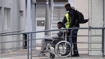 Dembélé, in a wheelchair, leaves Barcelona for surgery