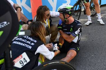 Great Britain's Mark Cavendish (C), receives medical assistance after falling near the finish line at the end of the 207,5 km fourth stage of the 104th edition of the Tour de France cycling race on July 4, 2017 between Mondorf-les-Bains and Vittel.