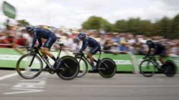 El Movistar Team en acción durante la CRE.
