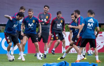 Isco y Sergio Ramos disputan un balón ante la atenta mirada de Fernando Hierro.