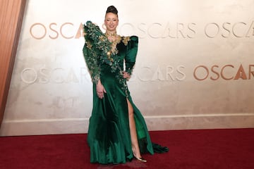 Laura Blount posa en la alfombra roja del Dolby Theatre.