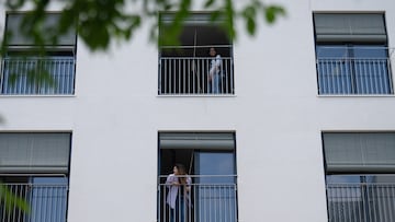 Nuevos inquilinos durante la entrega de las llaves de una promoción pública de alquiler asequible, a 26 de mayo de 2025, en Barcelona, Cataluña (España). El acto simboliza el compromiso de las administraciones para aumentar el parque de vivienda pública y combatir la dificultad de acceso a la vivienda en Barcelona, una de las ciudades con mayor presión inmobiliaria de España.
26 MAYO 2025
David Zorrakino / Europa Press
26/05/2025