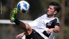 Marco Rojas sorprendió con notable lujo: ojo a la reacción de sus compañeros