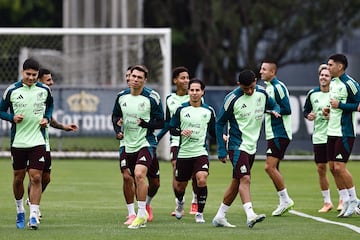 MEX1419. CIUDAD DE MÉXICO (MÉXICO), 08/10/2024.- Jugadores de la selección mexicana de fútbol, participan en un entrenamiento previo al amistoso contra Valencia en el Centro de Alto Rendimiento este martes, en Ciudad de México (México). EFE/Sáshenka Gutiérrez
