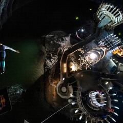 Cliff Diving en una mina de sal a 120 metros bajo tierra