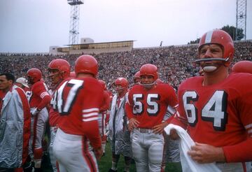 Quince temporadas llegó a estar este jugador de fútbol americano en la Liga Nacional, pasando por equipos como los San Francisco 49ers o los Gigantes de Nueva York. Fue uno de los tres jugadores de los San Francisco 49ers que murió de ELA en 1964, con 53 años. Los otros dos, Bob Waters y Gary Lewis.

