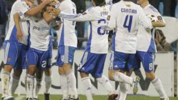 <b>HACEN FALTA GOLES. </b>Braulio, Bertolo, Gabi y Ponzio abrazan a Boutahar por su gol al Racing.