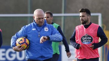 Pepe Mel, que ayer dirigió su segundo entrenamiento, debuta hoy en el banquillo del Depor.