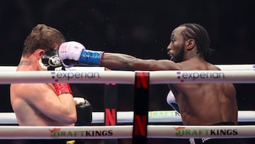 Las Vegas (USA), 14/09/2025.- Terence Crawford (R) of the United States punches Canelo Alvarez (L) of Mexico during their super middleweight world championship fight in Las Vegas, Nevada, USA, 13 September 2025. (Estados Unidos) EFE/EPA/IAN MAULE