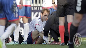 Rafa López, jugador del Rayo Majadahonda, se lesiona ante el Málaga.