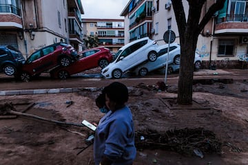 Decenas de coches amontonados, en  una calle de Alfafar, Valencia.