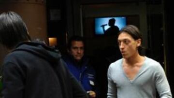 Özil: "En Madrid no puedes ni ir a comer sin que te fotografíen"