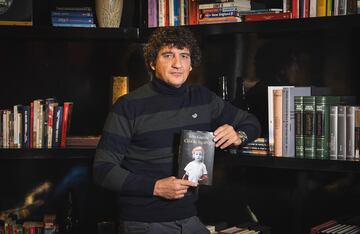 Jero García, con el libro en sus manos en el Hotel Vincci 66. 