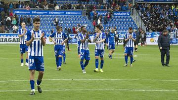 Jugadores del Alav&eacute;s dando las gracias a la afici&oacute;n de Mendizorroza
 