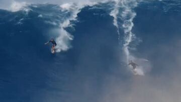 Kai Lenny (izquierda) y Ridge Lenny (derecha) surfeando una misma ola gigante en Jaws (Pe'ahi, Maui, Hawái, Estados Unidos).