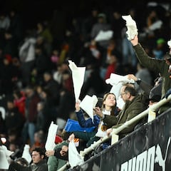 Mestalla dicta su sentencia: “Corberán, dimisión”