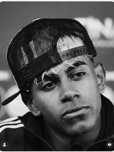 No faltó un referencia a las críticas que recibió días atrás por aparecer en rueda de prensa con una gorra.