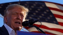 FILE PHOTO: Former U.S. President Donald Trump speaks during a rally ahead of the midterm elections, in Mesa, Arizona, U.S., October 9, 2022.  REUTERS/Brian Snyder/File Photo