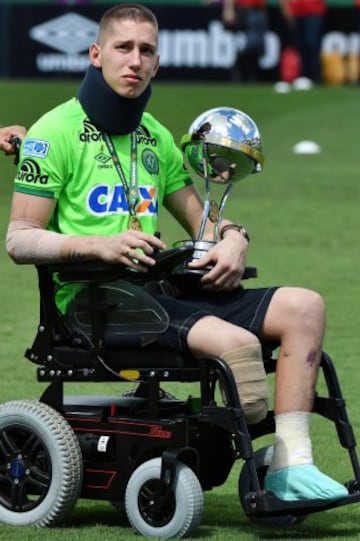 Emotivo homenaje a las víctimas del accidente aéreo de Chapecoense Most of the members of the Chapocoense football team perished in a November 28, 2016 plane crash in Colombia. / AFP PHOTO / NELSON ALMEIDA