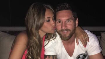 Antonella Roccuzzo dando un beso a Lionel Messi