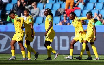 Thembi Kgatlana celebrando con sus compañeras el gol 0-1 de Sudáfrica