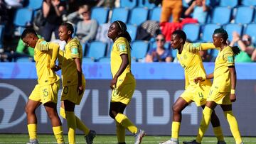 Thembi Kgatlana celebrando con sus compañeras el gol 0-1 de Sudáfrica