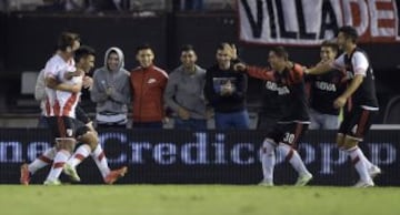 1-0. Juan Kaprof celebró el primer tanto con sus compañeros.