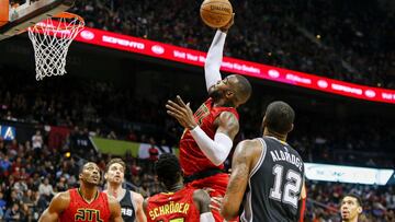 Paul Millsap atrapa un rebote.