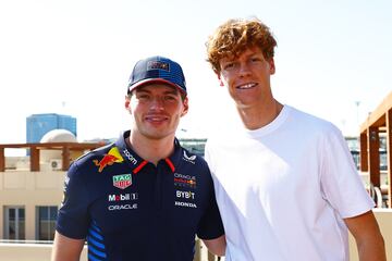 Max Verstappen posa junto al tenista Jannik Sinner.