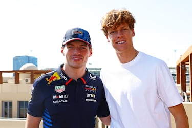 Max Verstappen posa junto al tenista Jannik Sinner.