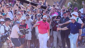 Jon Rahm camina hacia el público.