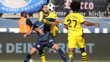 Bochum (Germany), 26/08/2023.- Bochum's Moritz Broschinski (L) in action against Dortmund's Ramy Bensebaini (C) during the German Bundesliga soccer match between VfL Bochum and Borussia Dortmund in Bochum, Germany, 26 August 2023. (Alemania, Rusia) EFE/EPA/FRIEDEMANN VOGEL CONDITIONS - ATTENTION: The DFL regulations prohibit any use of photographs as image sequences and/or quasi-video.