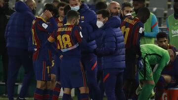 Messi, charlando con Jordi Alba.