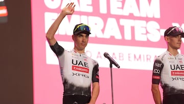 Ayuso saluda al público de Tirana en la presentación de equipos.