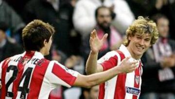 <b>EL GRAN SALVADOR. </b>Fernando Llorente, que ya lleva cinco tantos en Liga, choca la mano con Javi Martínez tras el 1-0. El ex osasunista peleó luego la pelota del segundo gol.
