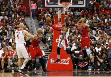 John Wall supera la defensa de los Bulls. Washington puede confirmar su crecimiento con el pase a las semifinales del Este.