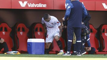 Papu G&oacute;mez, tras lesionarse el domingo.