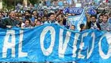 <b>MANIFESTACIÓN.</B> 3.000 seguidores del Oviedo participaron en un manifestación antes del encuentro portando una pancarta con el lema "Salvemos al Oviedo".