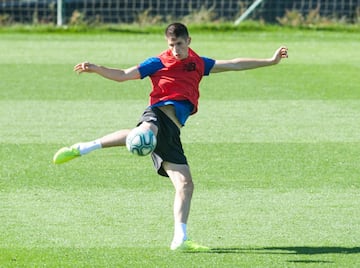 Es otro de los productos estrella que salen de Lezama, de los que ilusionan a la afición vasca. La cercana retirada de Aduriz del fútbol profesional pone al joven delantero entre uno de los candidatos a sucederle. El canterano ha aprovechado sus oportunidades en el primer equipo y está llamando a las puertas de Garitano con sus méritos en el filial de los leones.  