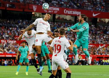 Diego Carlos, Luuk de Jong y Sergio Ramos.