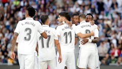 Los jugadores del Real Madrid abrazan a Benzema tras el 2-0 del francés. 
