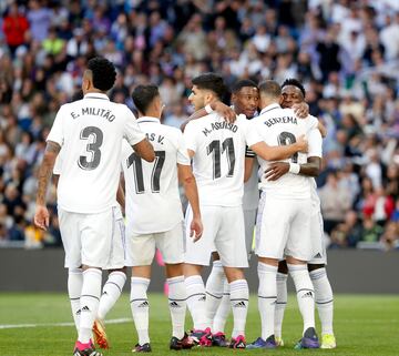 Los jugadores del Real Madrid abrazan a Benzema tras el 2-0 del francés. 