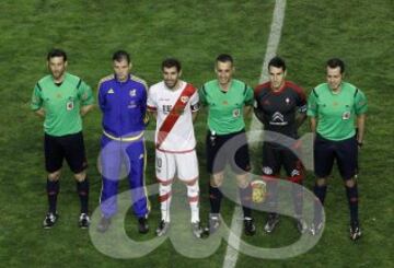 El árbitro Jaime Latre acompañado de sus asistentes Bueno Mateo y Tresaco Escabosa, el cuarto árbitro Escudero Marín y los capitanes Trashorras y Hugo Mallo.