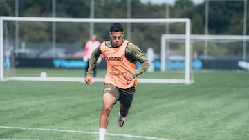 Jones El-Abdellaoui conduce el balón durante un entrenamiento del Celta.