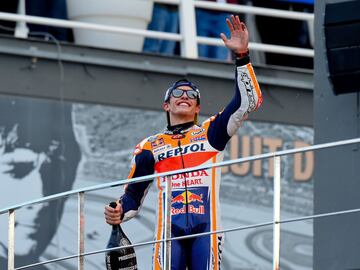 Marc Márquez celebrando la victoria en el Gran Premio de Valencia.