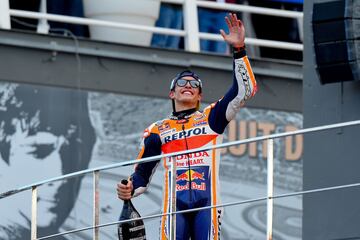 Marc Márquez celebrando la victoria en el Gran Premio de Valencia.