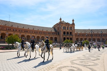 El excapitán del Atlético de Madrid, Gabi, y el excentrocampista de la Real Sociedad, Xabi Prieto, trasladan, en coche de caballo, la Copa del Rey al Palacio de San Telmo en Sevilla. 