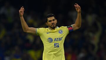 Henry Martín festeja un gol con el América en contra de los Pumas.