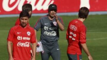 Sampaoli se debate entre Pizarro y Guti&eacute;rrez para el mediocampo de la Roja. 