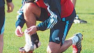 <b>REACCIÓN</b>. El inglés se dolió del tobillo tras tirar a puerta.